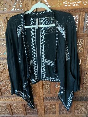 entro Black Wrap with White Geometric Embroidery